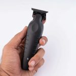ماشین اصلاح موی صورت کیمی مدل KM-2299 با تیغه کربن استیل، باتری 1200 میلی‌آمپر ساعت، شارژ سریع 3 ساعته با USB Type-C، طراحی ارگونومیک و 3 شانه تنظیم طول مو