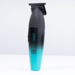 ماشین اصلاح موی سر و صورت وی جی آر مدل V-906 با تیغه سرامیکی پوشش DLC، موتور 9000 دور در دقیقه، باتری 2000 میلیآمپر ساعت با 240 دقیقه عمر شارژ، صفحه نمایش LED، طراحی ارگونومیک و مقاوم، قابلیت صفرزن، خط زن و حجم زن
