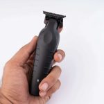 ماشین اصلاح موی صورت کیمی مدل KM-2299 با تیغه کربن استیل، باتری 1200 میلی‌آمپر ساعت، شارژ سریع 3 ساعته با USB Type-C، طراحی ارگونومیک و 3 شانه تنظیم طول مو