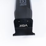 ماشین اصلاح موی سر و صورت وی جی آر مدل V-906 با تیغه سرامیکی پوشش DLC، موتور 9000 دور در دقیقه، باتری 2000 میلیآمپر ساعت با 240 دقیقه عمر شارژ، صفحه نمایش LED، طراحی ارگونومیک و مقاوم، قابلیت صفرزن، خط زن و حجم زن