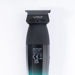 ماشین اصلاح موی سر و صورت وی جی آر مدل V-906 با تیغه سرامیکی پوشش DLC، موتور 9000 دور در دقیقه، باتری 2000 میلیآمپر ساعت با 240 دقیقه عمر شارژ، صفحه نمایش LED، طراحی ارگونومیک و مقاوم، قابلیت صفرزن، خط زن و حجم زن