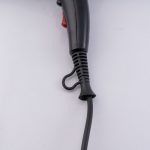 سشوار حرفهای کنورث مدل KW-9040 با موتور AC قدرتمند 9000 وات، تنظیمات دما سه حالته، دو سرعت، فناوری یونیزاسیون، باد سرد برای تثبیت حالت، طراحی کمصدا، همراه با متمرکزکننده باریک و پهن