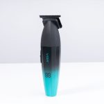 ماشین اصلاح موی سر و صورت وی جی آر مدل V-906 با تیغه سرامیکی پوشش DLC، موتور 9000 دور در دقیقه، باتری 2000 میلیآمپر ساعت با 240 دقیقه عمر شارژ، صفحه نمایش LED، طراحی ارگونومیک و مقاوم، قابلیت صفرزن، خط زن و حجم زن