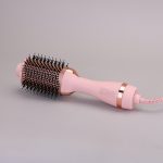 سشوار برس‌دار حالت‌دهنده انزو پروفیشینال مدل EN-6209 با توان 1500 وات، موتور DC سوپر سایلنت، برس گرد سرامیکی، تنظیم دما و سرعت دو حالته، باد سرد و گرم، حجم‌دهنده و کاهش وز مو