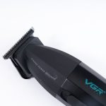 ماشین اصلاح موی سر و صورت وی جی آر مدل V-906 با تیغه سرامیکی پوشش DLC، موتور 9000 دور در دقیقه، باتری 2000 میلیآمپر ساعت با 240 دقیقه عمر شارژ، صفحه نمایش LED، طراحی ارگونومیک و مقاوم، قابلیت صفرزن، خط زن و حجم زن